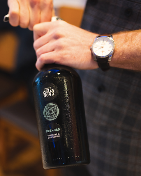 Opening a bottle of Prendas Vermentino di Sardegna DOC by Cantina di Dolianova